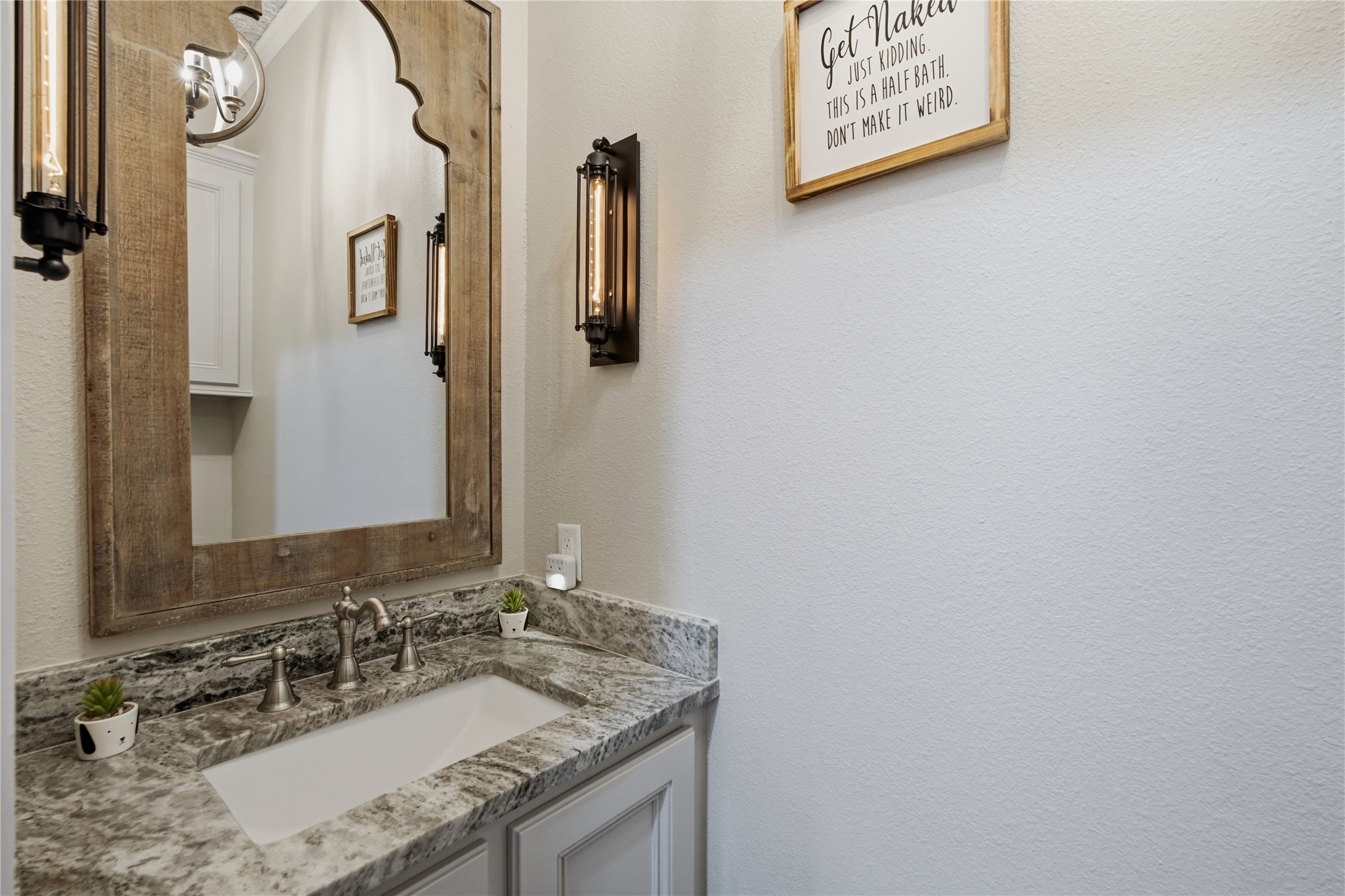 681 Emma Road Oakhurst, TX 77359 - Photo 15 of 30 Half bathroom in main house