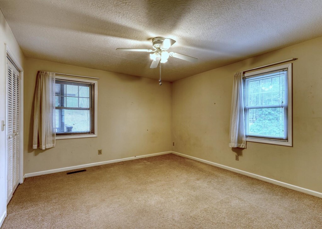 241 12 Point Road Blairsville, GA 30512 - Photo 21 of 34 an empty room with a window