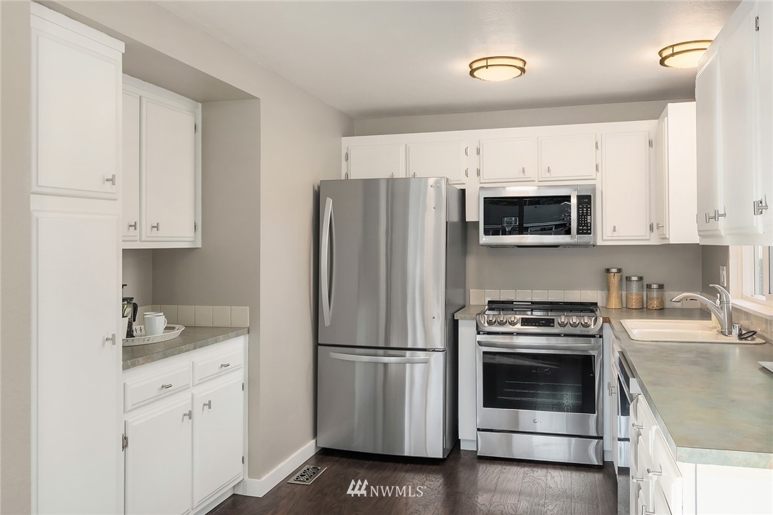 8407 198th Street Southwest Edmonds, WA 98026 - Photo 11 of 32 Gallery Image 11