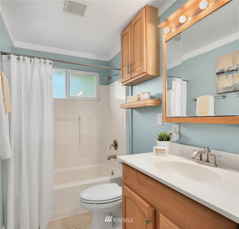 8407 198th Street Southwest Edmonds, WA 98026 - Photo 16 of 32 Gallery Image 16
