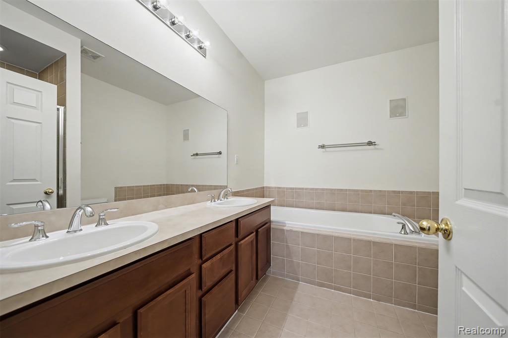 638 West Bluff Court, Unit 31 Rochester Hills, MI 48307 - Photo 17 of 49