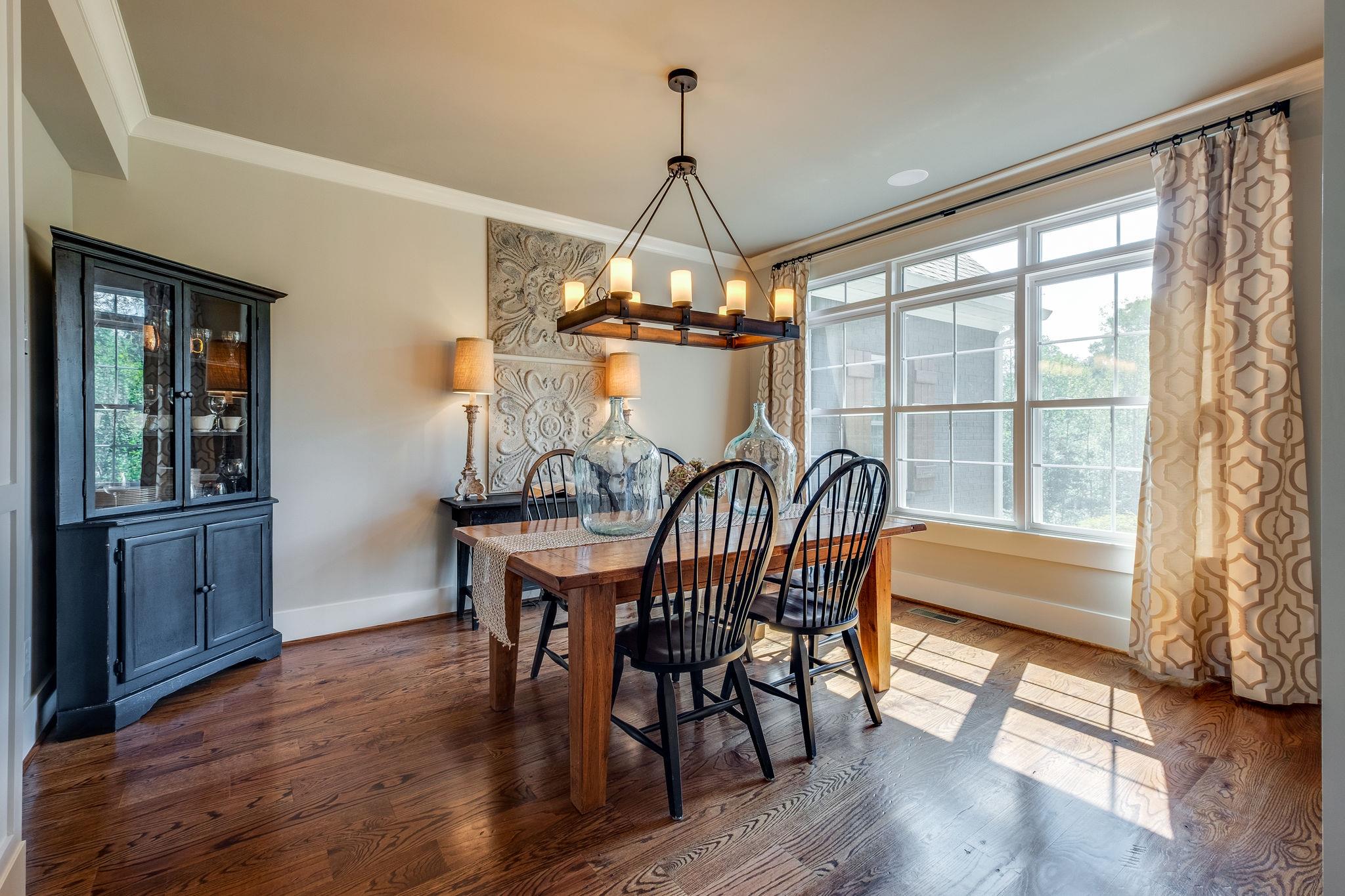 Large Formal DIning Room w/ Craftsman/Transom Windows