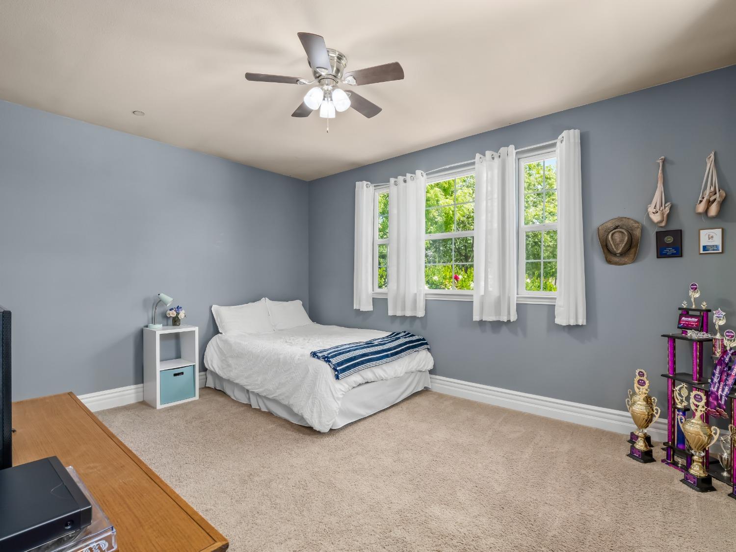 948 Whitmore Avenue Clovis, CA 93619 - Photo 20 of 38 a bedroom with a bed and a chandelier