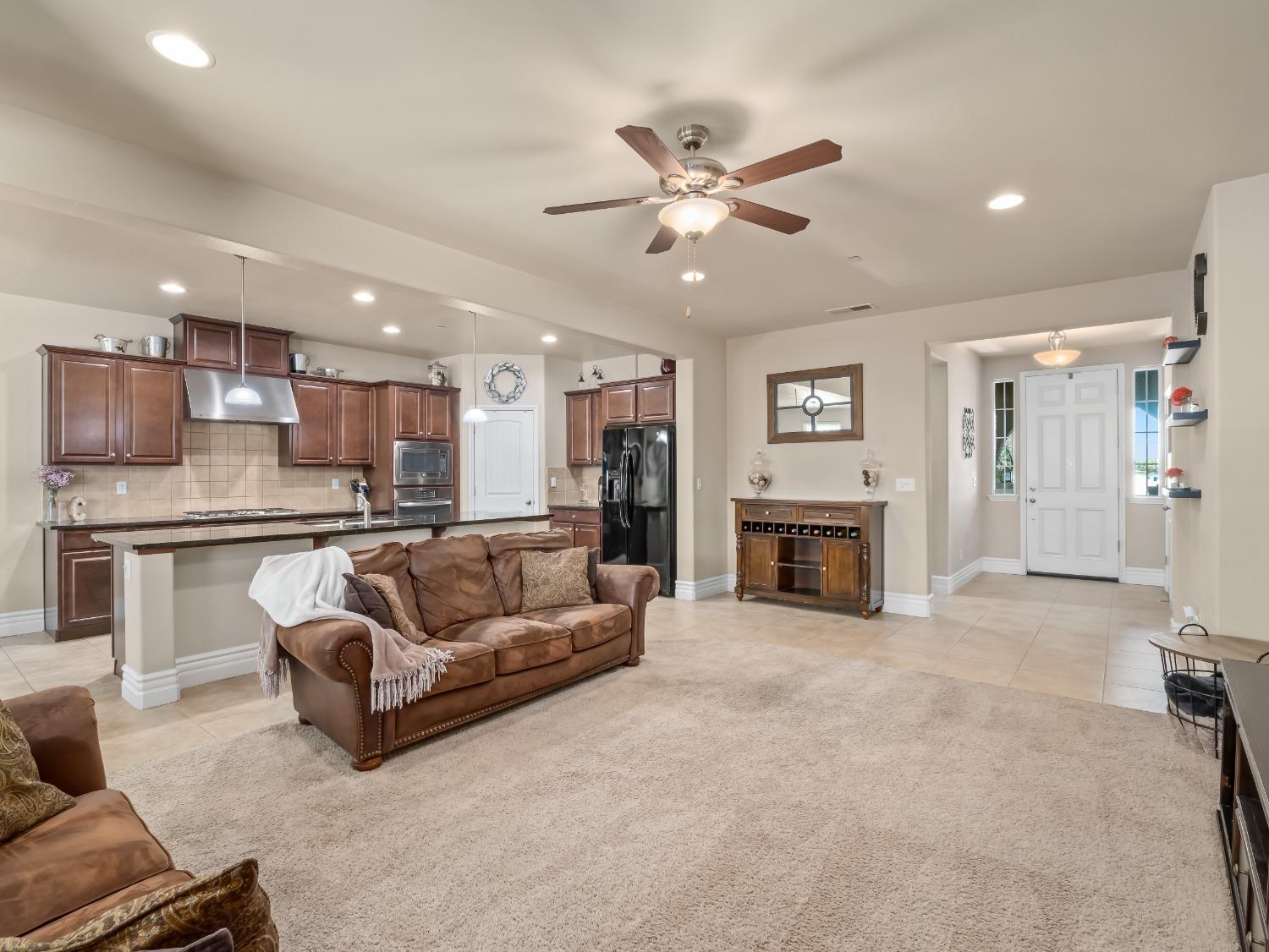 948 Whitmore Avenue Clovis, CA 93619 - Photo 4 of 38