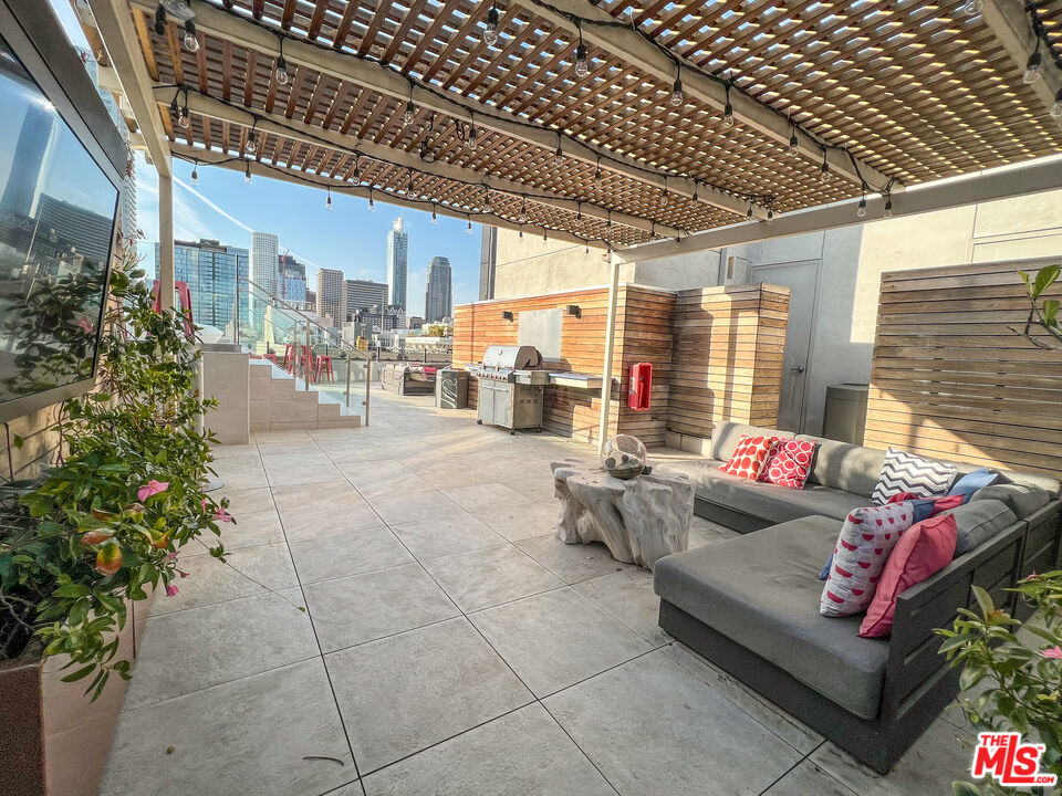 810 South Spring Street, Unit 802 Los Angeles, CA 90014 - Photo 12 of 18 a living room with furniture