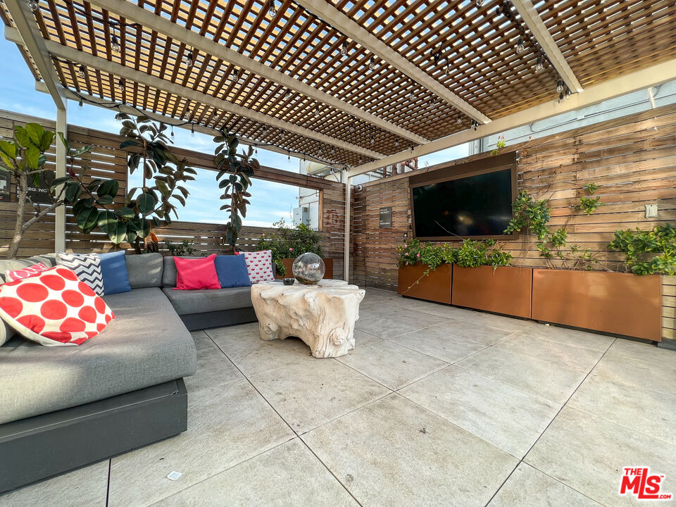 810 South Spring Street, Unit 802 Los Angeles, CA 90014 - Photo 13 of 18 a outdoor space with lots of furniture and white umbrella