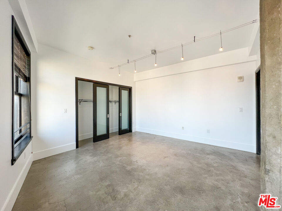 810 South Spring Street, Unit 802 Los Angeles, CA 90014 - Photo 6 of 18 a view of an empty room