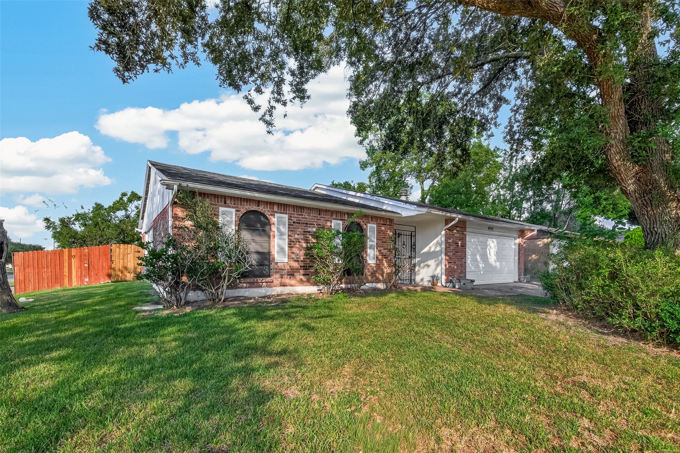 4850 Raven Ridge Drive Houston, TX 77053 - Photo 4 of 32 Gallery Image 4