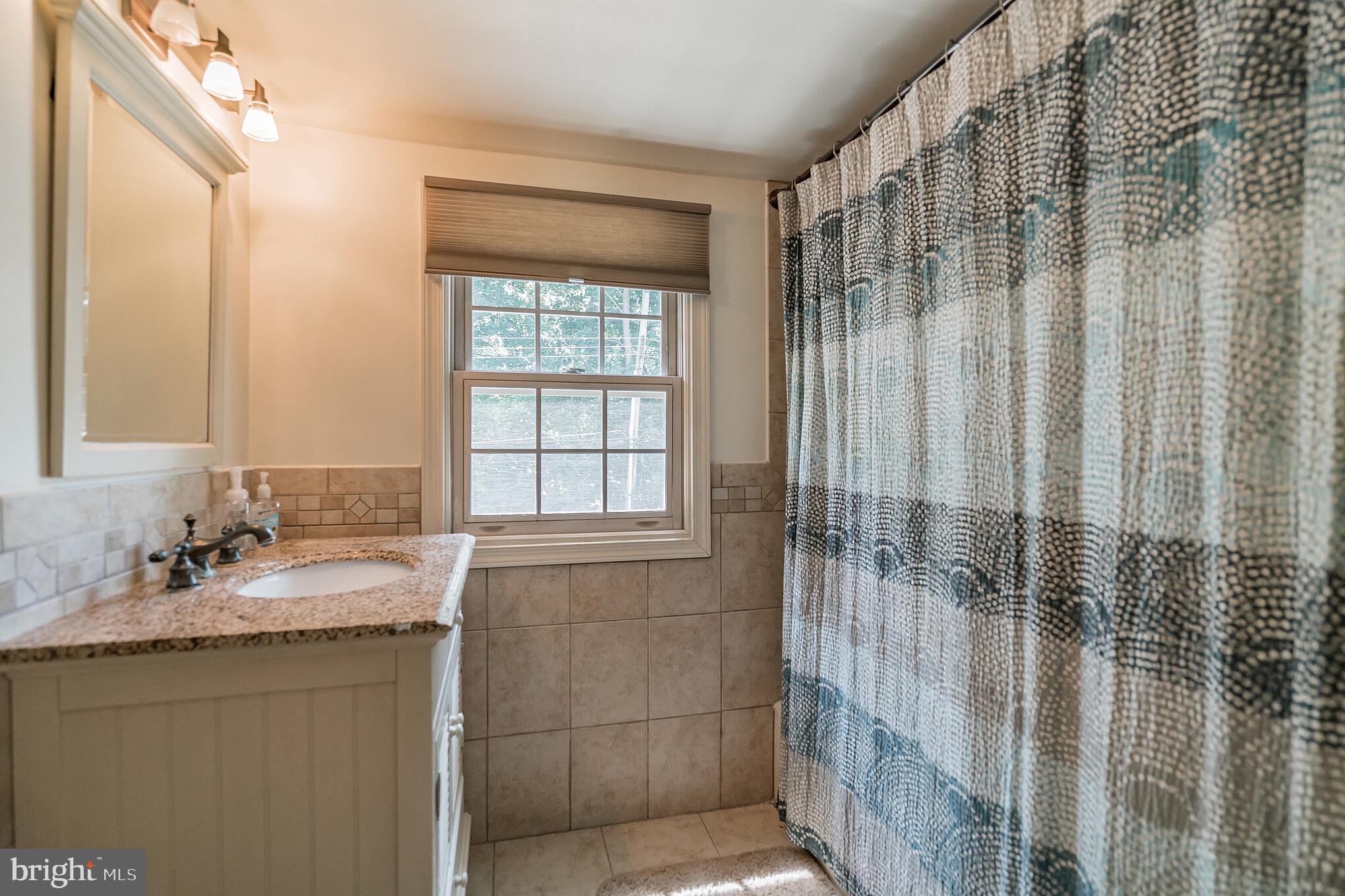 3239 Maple Road Huntingdon Valley, PA 19006 - Photo 19 of 31 2nd Floor Full Bath