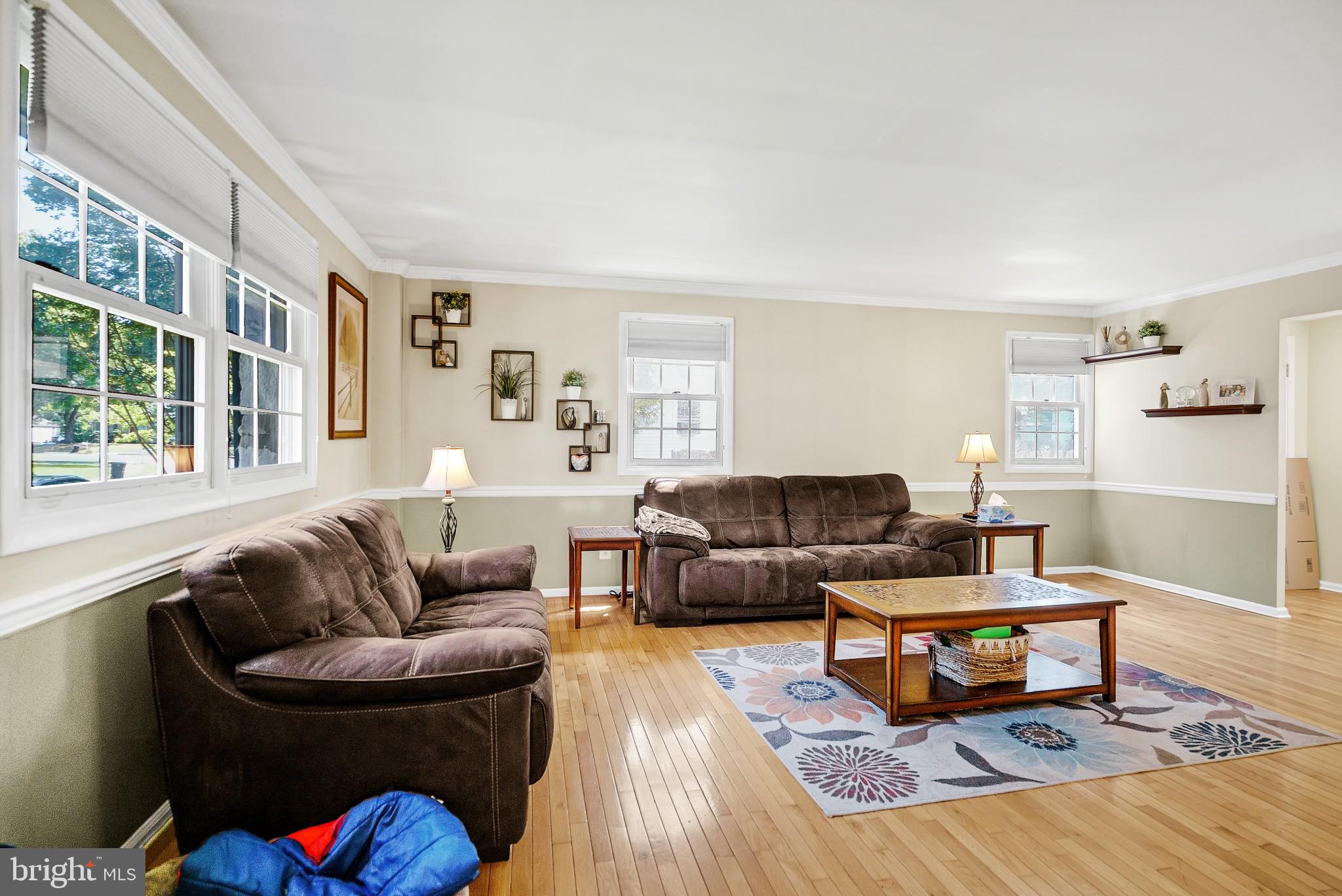 3239 Maple Road Huntingdon Valley, PA 19006 - Photo 4 of 31 Bright Living Room!