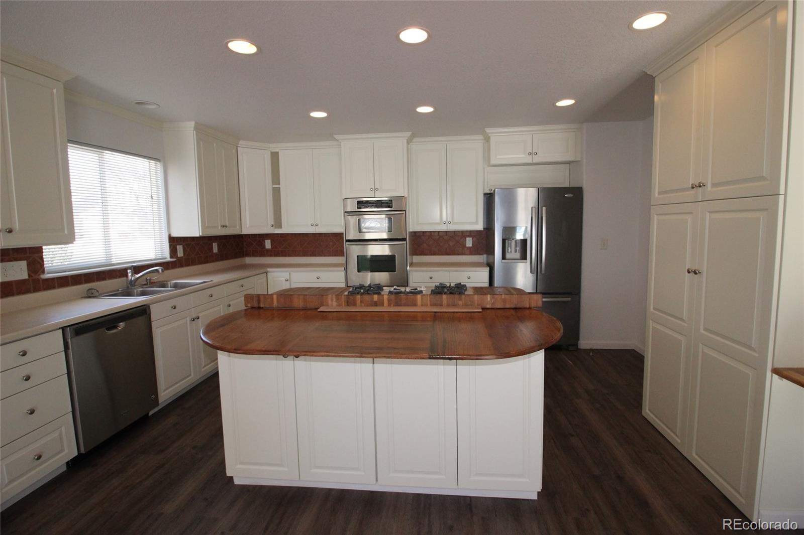 10015 Strathfield Lane Highlands Ranch, CO 80126 - Photo 3 of 34 Gallery Image 3