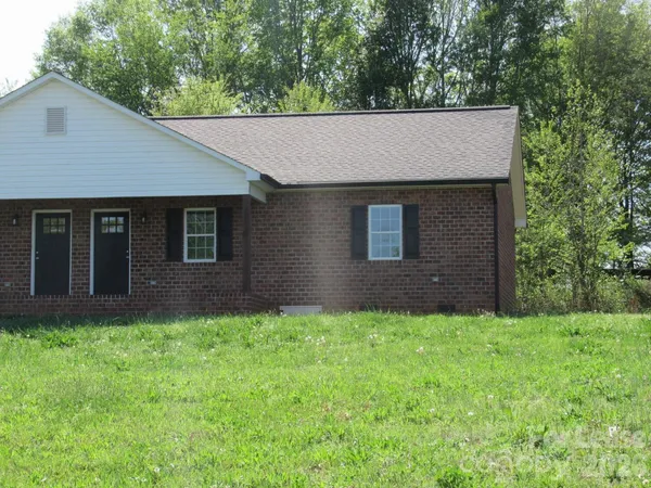 $1,350 | 174 Glen-Gar Drive, Lincolnton, NC 28092