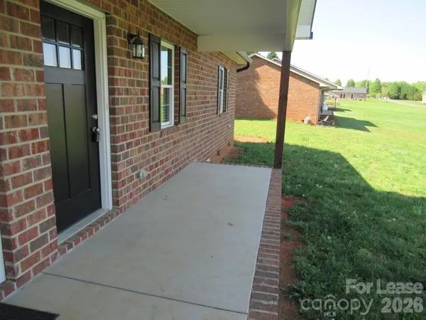 $1,350 | 174 Glen-Gar Drive, Lincolnton, NC 28092