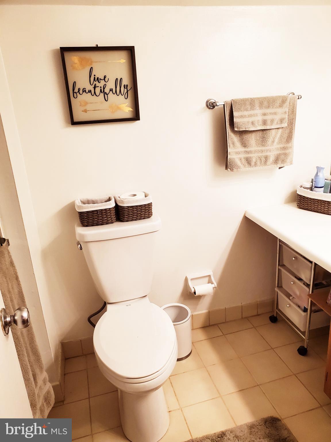 2201 Aspen Circle, Unit 2201B Springfield, PA 19064 - Photo 12 of 16 FULL BATHROOM IN MAIN BEDROOM