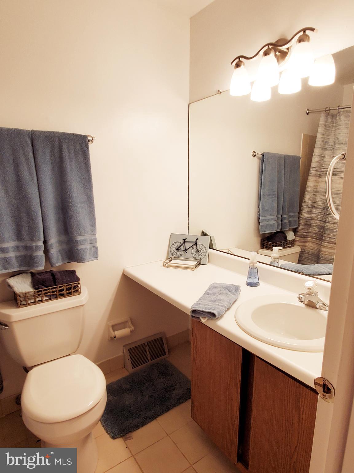 2201 Aspen Circle, Unit 2201B Springfield, PA 19064 - Photo 14 of 16 FULL BATHROOM IN GUEST BEDROOM