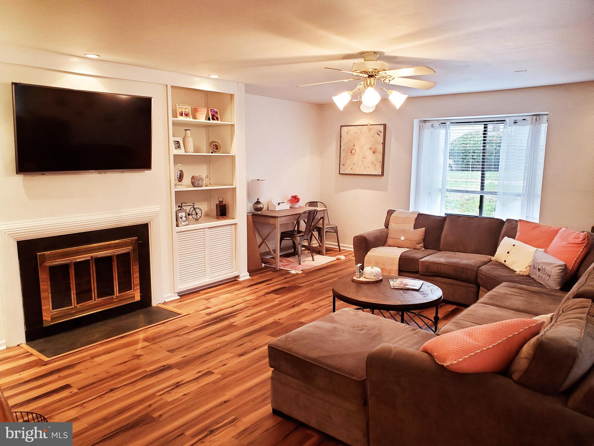 2201 Aspen Circle, Unit 2201B Springfield, PA 19064 - Photo 3 of 16 LIVINGROOM