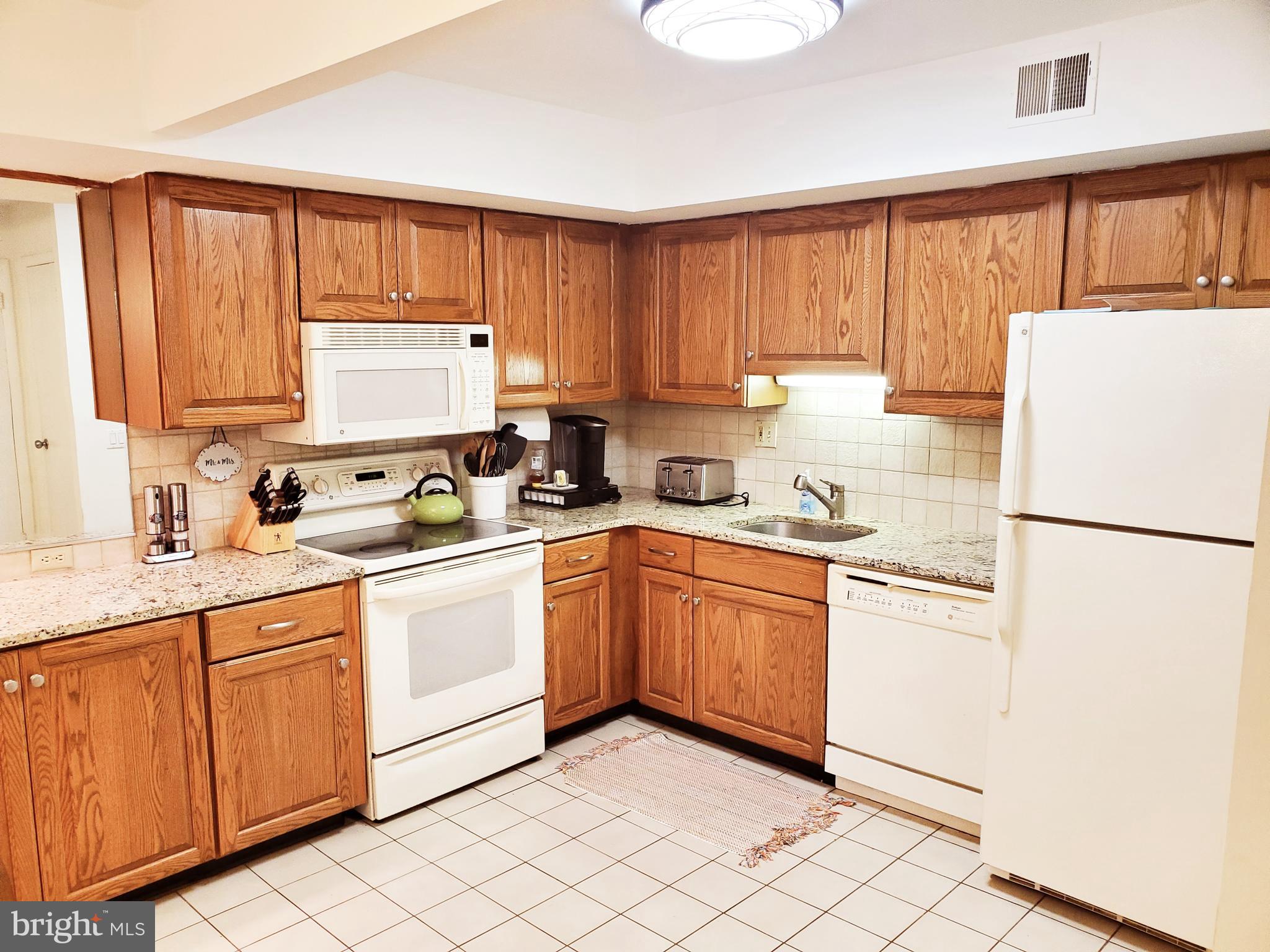 2201 Aspen Circle, Unit 2201B Springfield, PA 19064 - Photo 6 of 16 KITCHEN