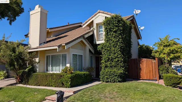 a view of a house with a yard and plants