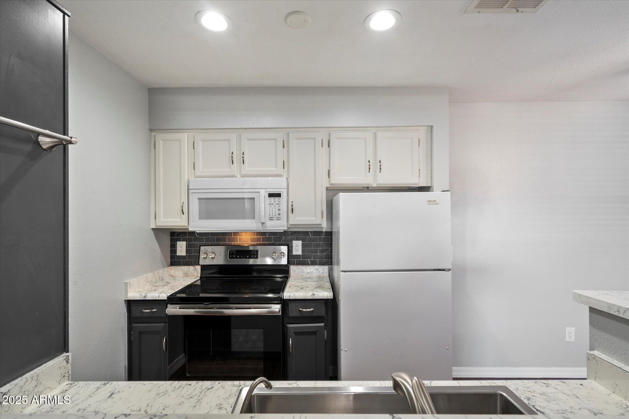 533 West Guadalupe Road, Unit 2032 Mesa, AZ 85210 - Photo 5 of 19 05 - Kitchen 2