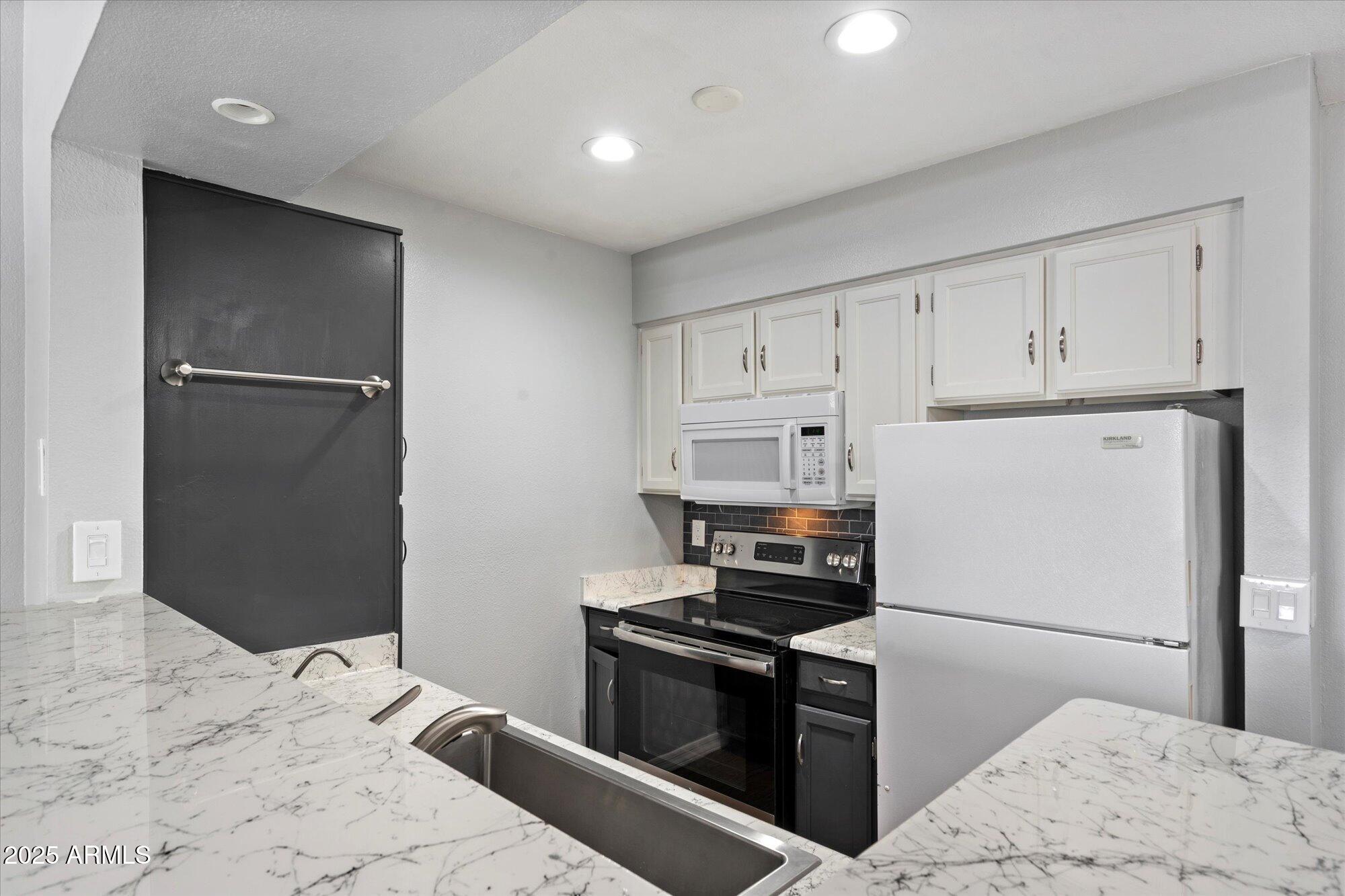 533 West Guadalupe Road, Unit 2032 Mesa, AZ 85210 - Photo 7 of 19 07 - Kitchen 4