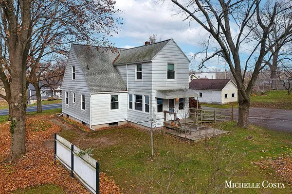 $290,000 | 13100 Grand River Drive Southeast, Lowell, MI 49331