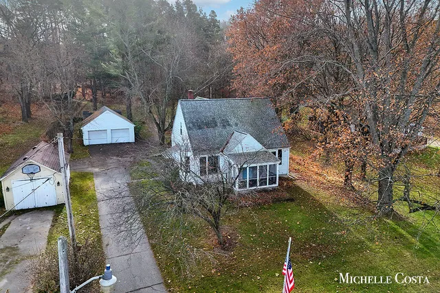 $300,000 | 13100 Grand River Drive Southeast, Lowell, MI 49331