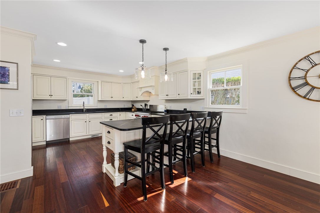 44 Tuckerman Avenue Middletown, RI 02842 - Photo 12 of 45