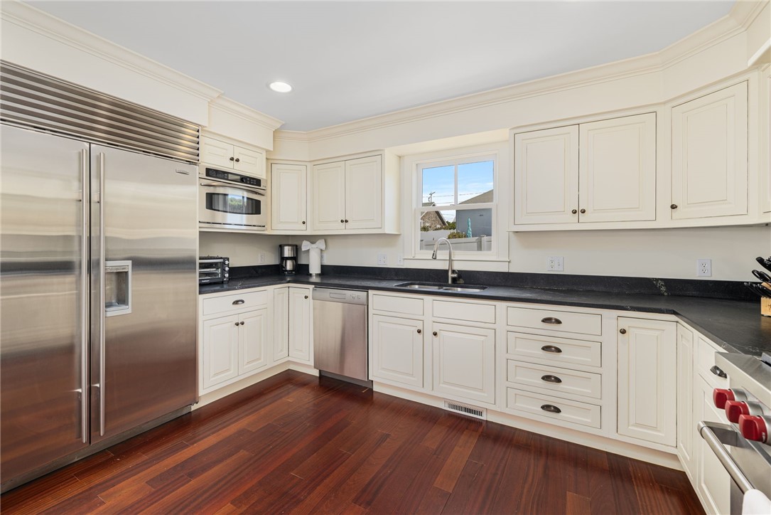 44 Tuckerman Avenue Middletown, RI 02842 - Photo 14 of 45