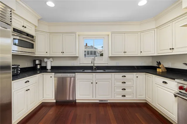 $6,000 | 44 Tuckerman Avenue, Middletown, RI 02842