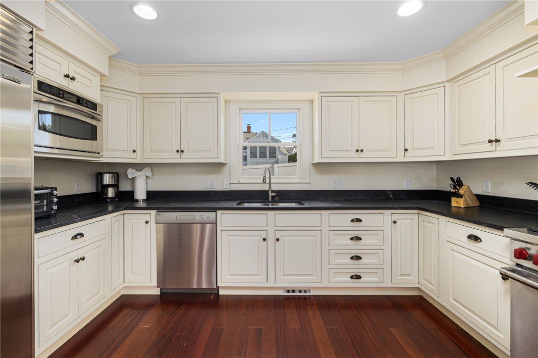 44 Tuckerman Avenue Middletown, RI 02842 - Photo 17 of 45