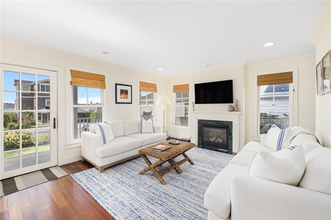 44 Tuckerman Avenue Middletown, RI 02842 - Photo 3 of 45