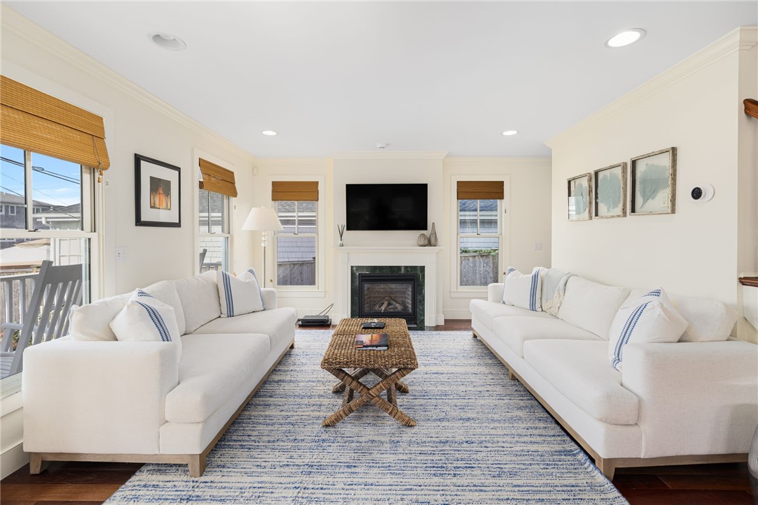 44 Tuckerman Avenue Middletown, RI 02842 - Photo 4 of 45