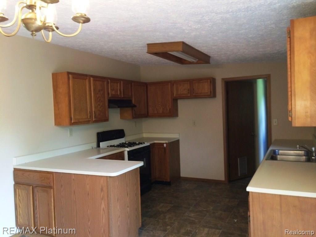 4587 East Clyde Road Howell, MI 48855 - Photo 17 of 22 Kitchen.JPG