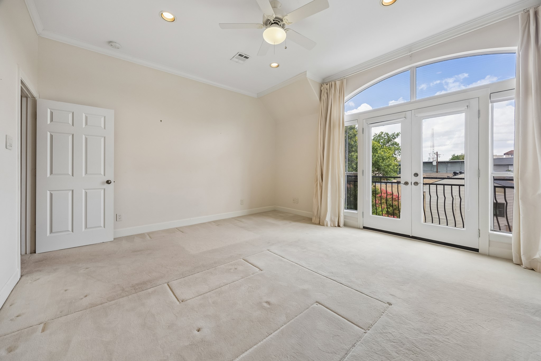1119 Banks Street Houston, TX 77006 - Photo 21 of 27 Primary Bedroom