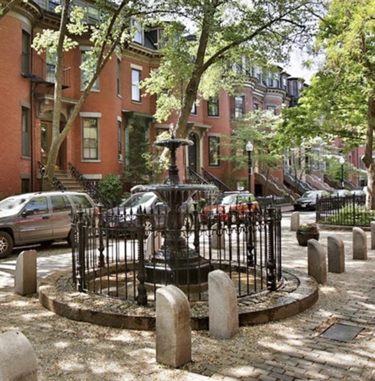 27 Concord Square, Unit 3 Boston, MA 02118 - Photo 14 of 15 a view of a building with sitting area