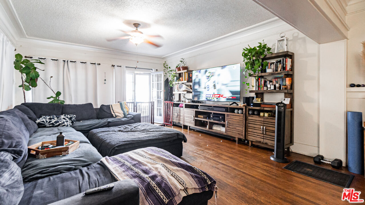 735 Locust Avenue Long Beach, CA 90813 - Photo 29 of 46 a living room with furniture and a flat screen tv