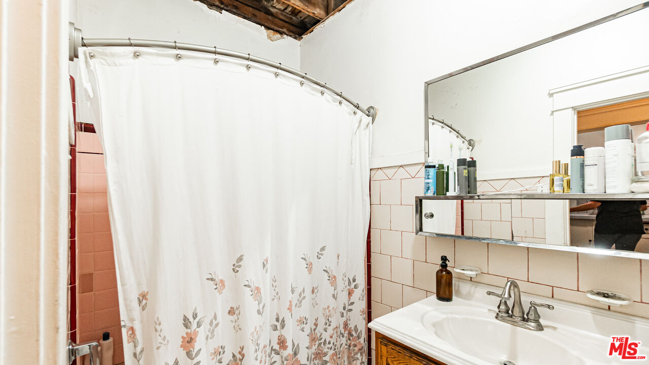735 Locust Avenue Long Beach, CA 90813 - Photo 38 of 46 a bathroom with a sink and a mirror
