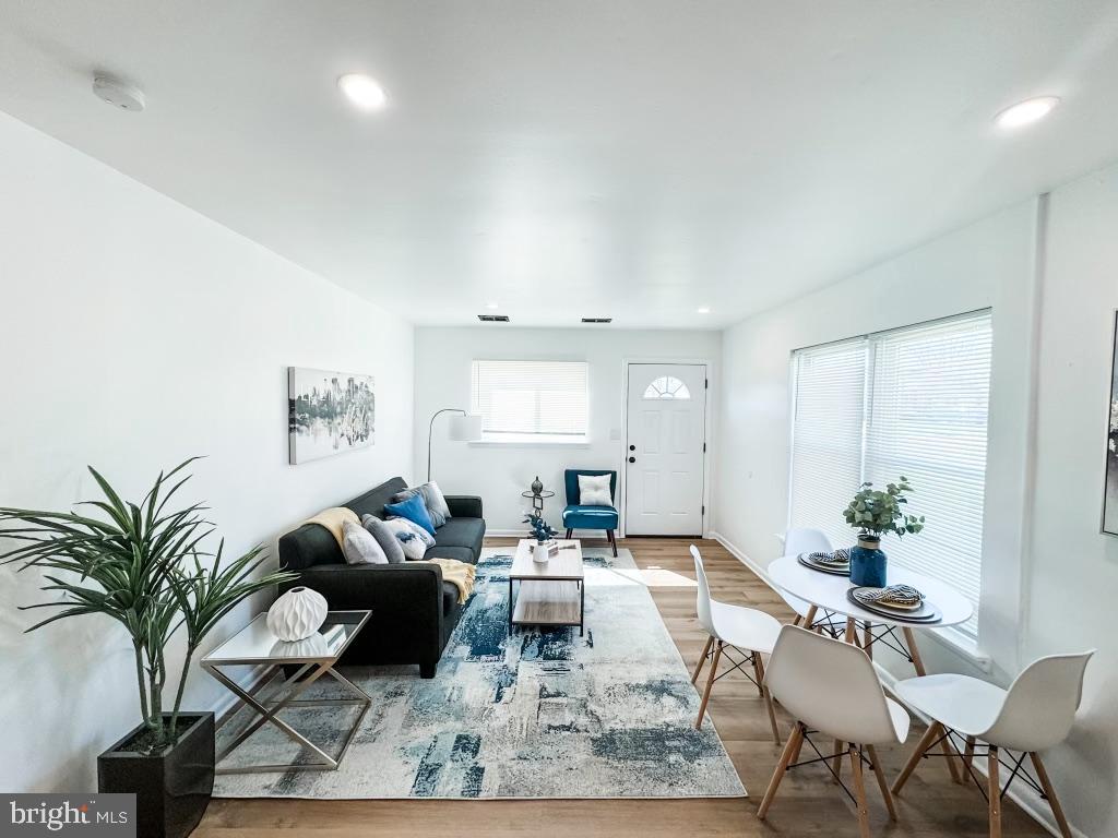 200 Pilgrim Road New Castle, DE 19720 - Photo 2 of 18 Living Room