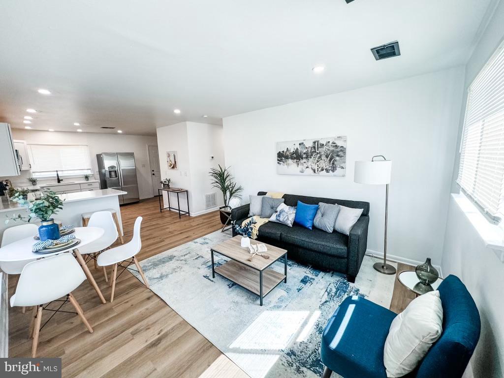 200 Pilgrim Road New Castle, DE 19720 - Photo 3 of 18 Living Room
