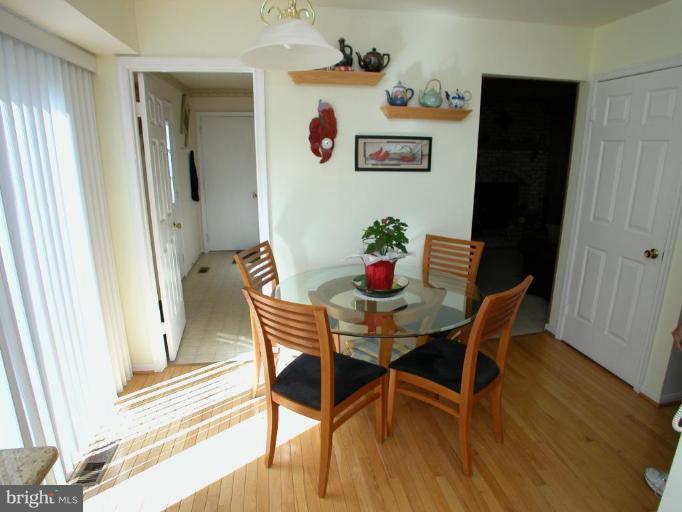 933 Pointer Ridge Drive Gaithersburg, MD 20878 - Photo 14 of 20 Kitchen/Dining Room