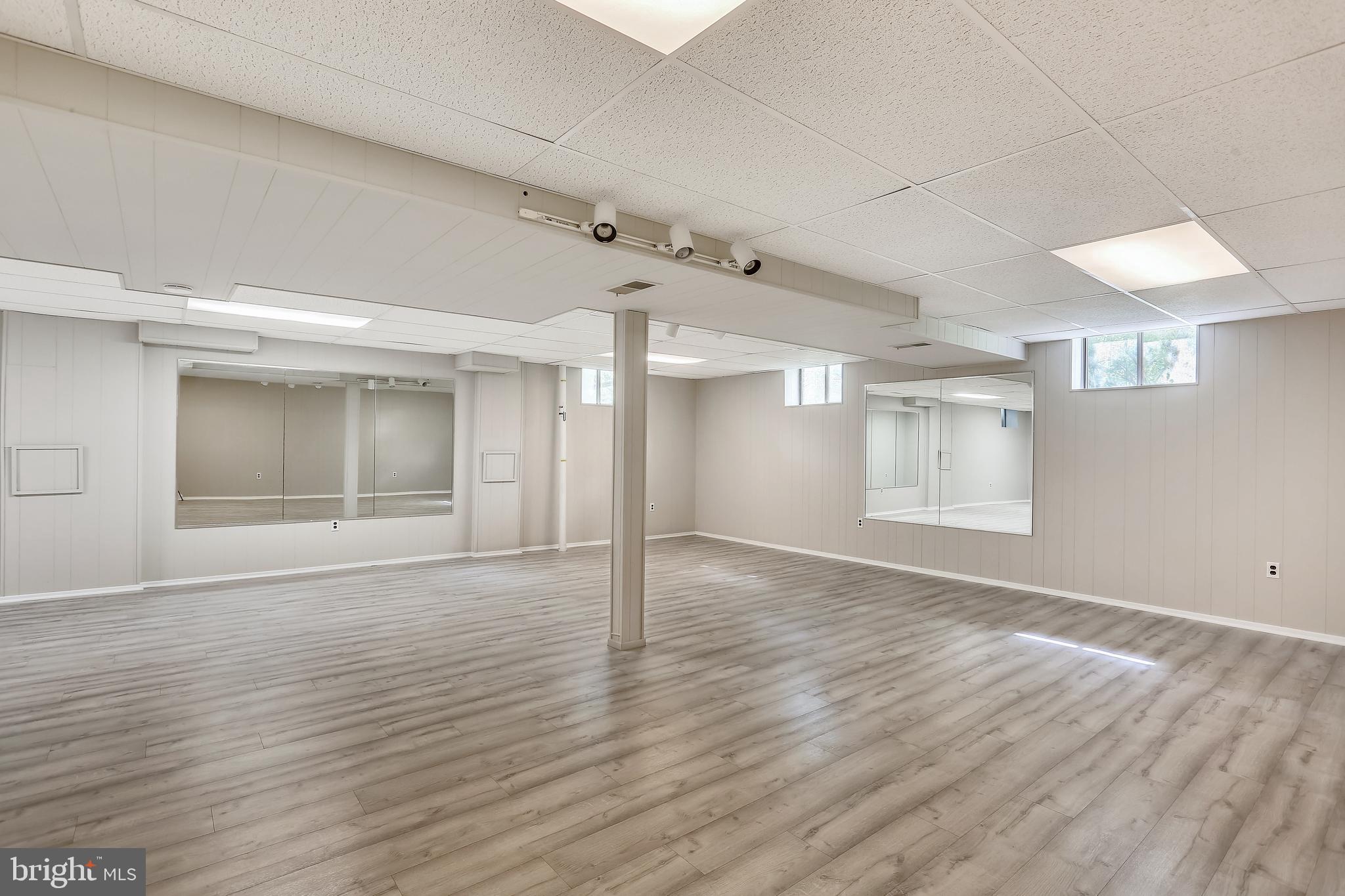 9501 Hall Road Potomac, MD 20854 - Photo 33 of 43