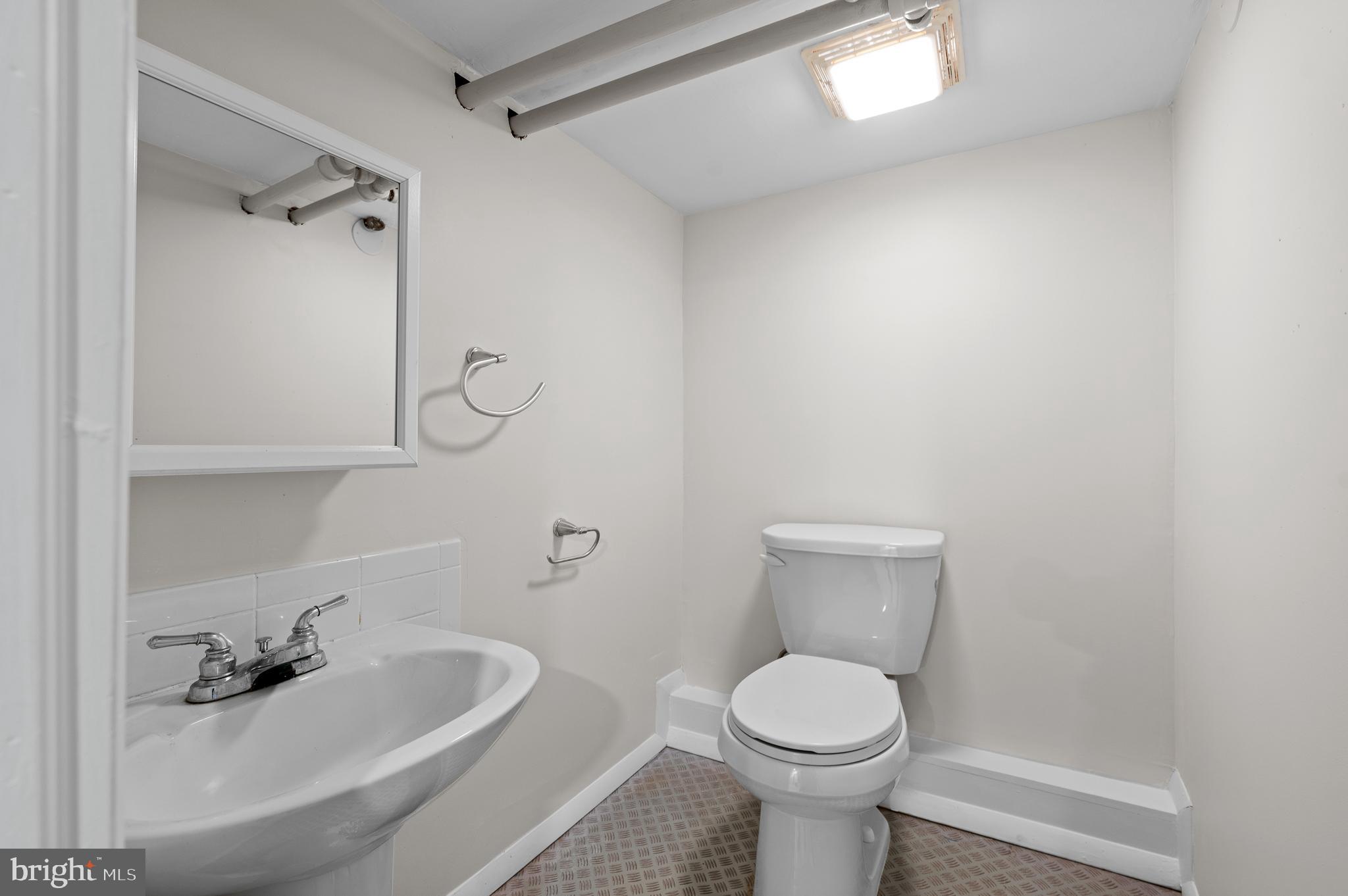 502 Beechwood Lane Narberth, PA 19072 - Photo 26 of 39 a bathroom with a toilet sink and shower