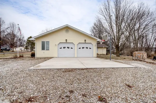 $244,000 | 1140 Brooklane Drive, Carrollton, IL 62016