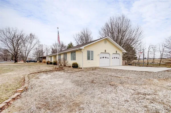 $244,000 | 1140 Brooklane Drive, Carrollton, IL 62016