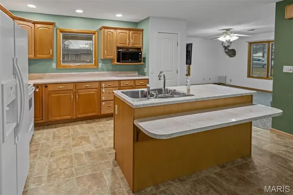 $244,000 | 1140 Brooklane Drive, Carrollton, IL 62016