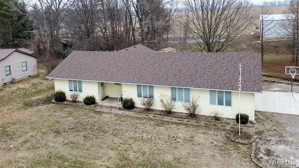 $244,000 | 1140 Brooklane Drive, Carrollton, IL 62016