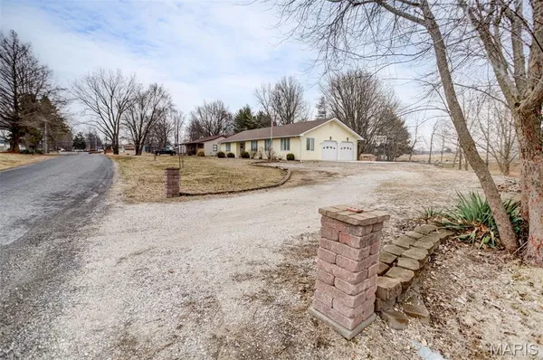 $244,000 | 1140 Brooklane Drive, Carrollton, IL 62016