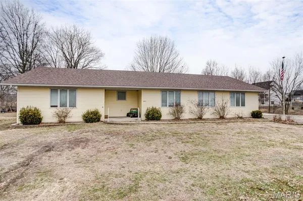 $244,000 | 1140 Brooklane Drive, Carrollton, IL 62016