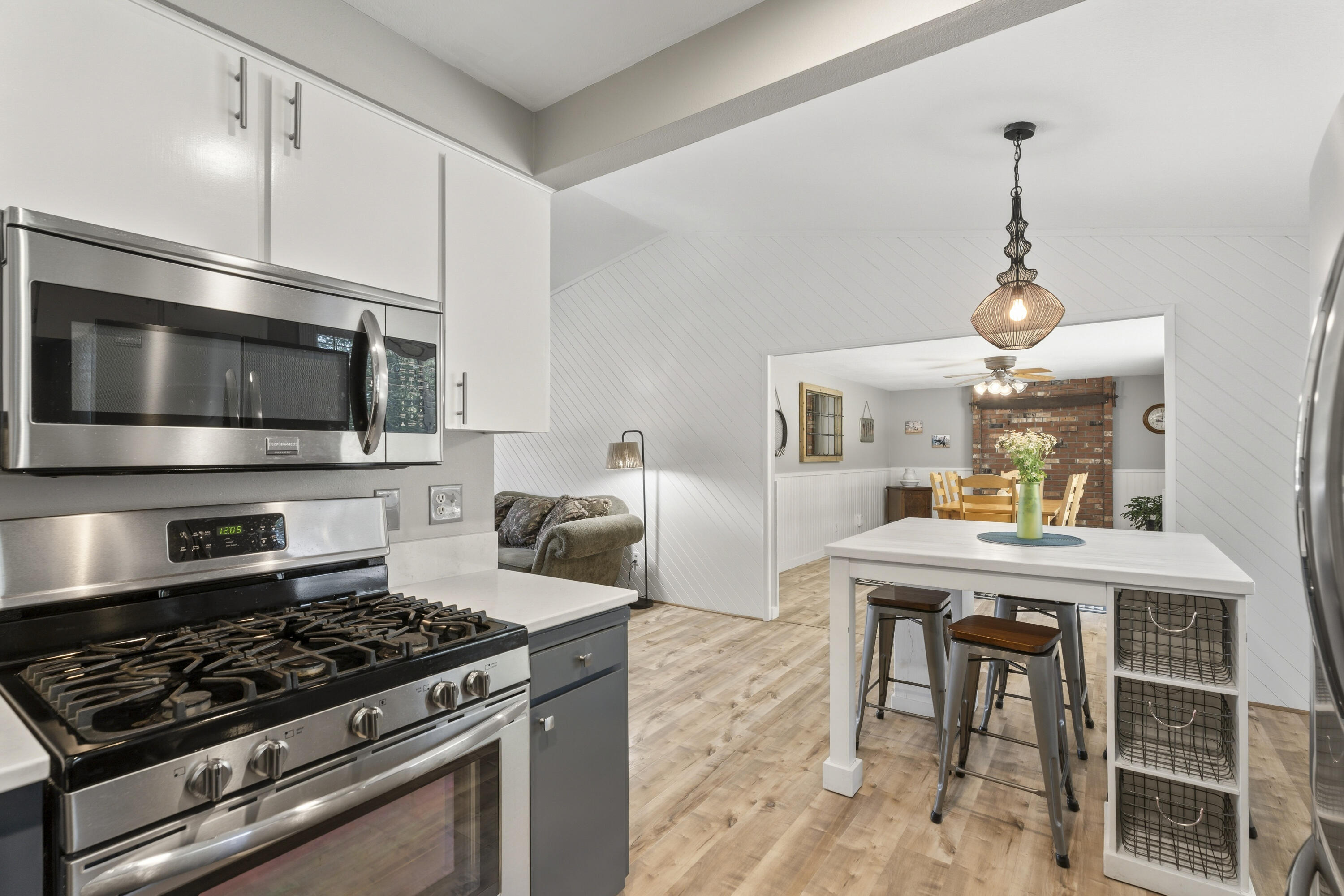 61908 Pettigrew Road Bend, OR 97702 - Photo 17 of 62 55-Kitchen