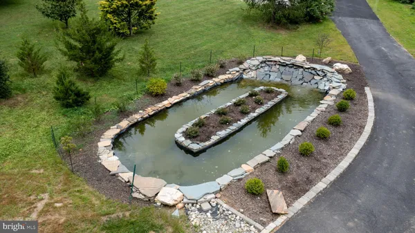 a view of a house with backyard and garden
